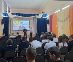 с профориентационной встречей приехали представители Белгородского юридического института МВД России имени И. Д. Путилина. 