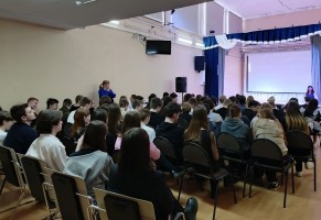 специалист Кадрового центра Некрасовского МО провела  профориентационное занятие с учениками 8-11 классов.