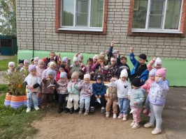 Группа "Капельки" на прогулке в День мира 
