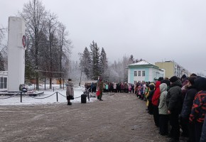Торжественная линейка ко Дню Героев Отечества